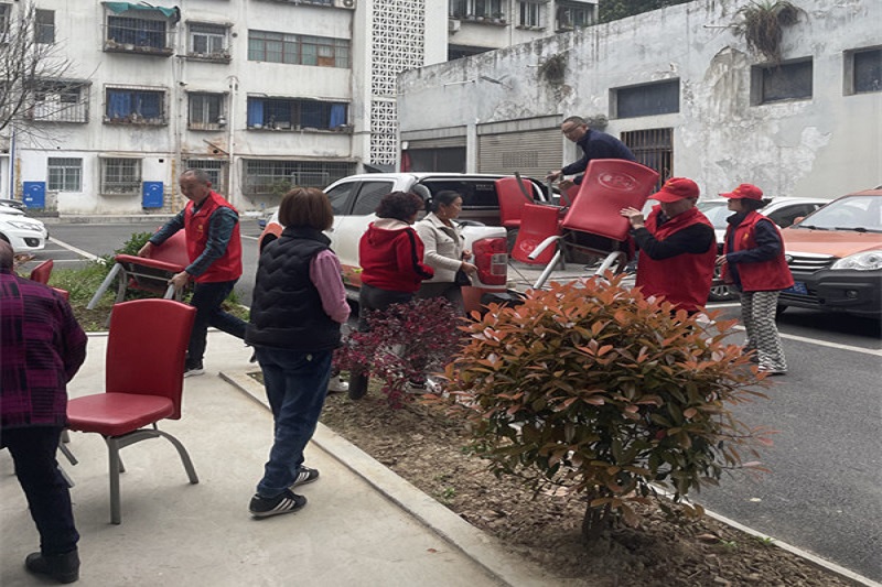 我為群眾辦實事||黨建引領送溫暖，愛心座椅進社區(qū)